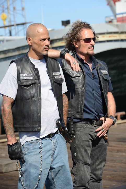 Die Lage spitzt sich zu. Happy (David Labrava, l.) und Tig (Kim Coates, r.) bereiten sich auf den großen Einsatz vor ... - Bildquelle: Michael Becker 2013 Twentieth Century Fox Film Corporation and Bluebush Productions, LLC. All rights reserved.