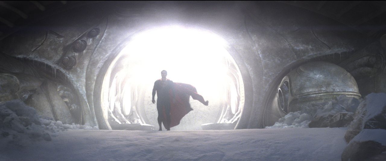 Er soll nicht nur die Erde retten, sondern auch für seinen zerstörten Heimatplaneten Krypton einstehen: Clark Kent (Henry Cavill) als Superman ... - Bildquelle: © 2013 Warner Brothers