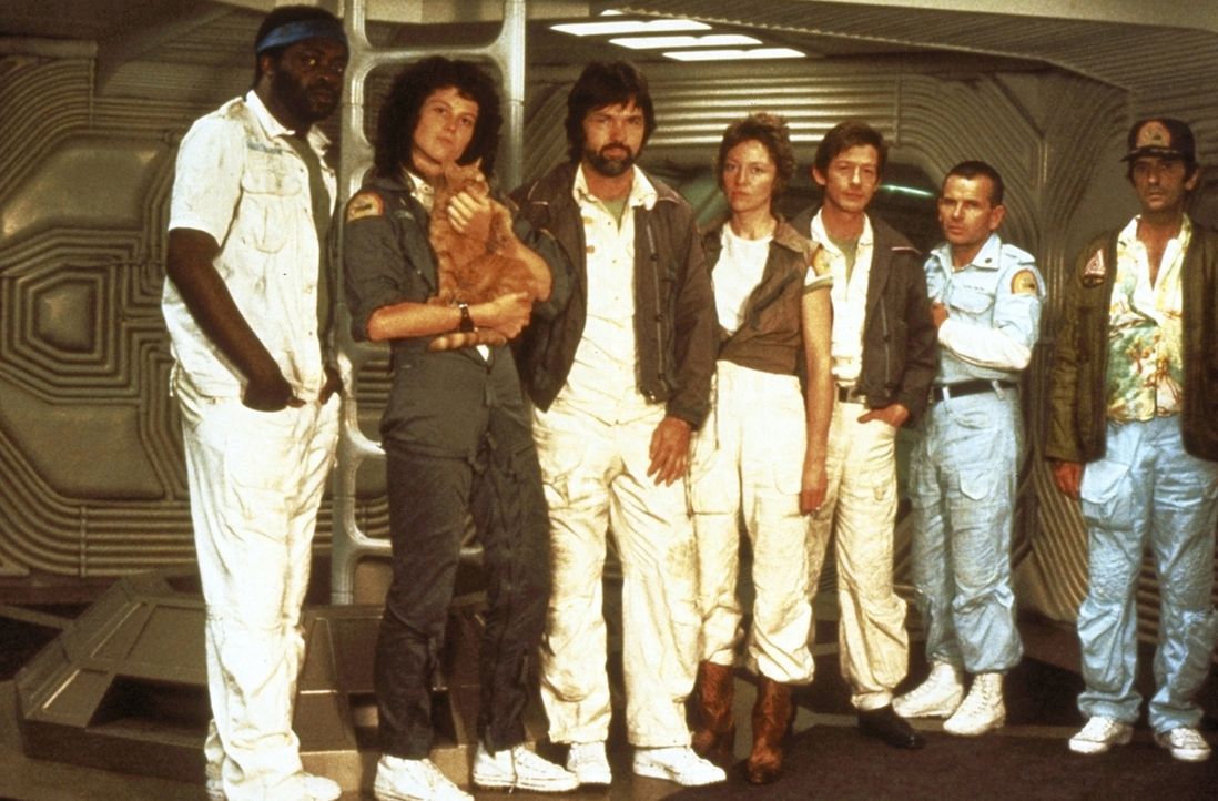 Nur gemeinsam kann die Besatzung der "Nostromo"  die unheimlichen Aliens besiegen: Parker (Yaphet Kotto, l.), Ripley (Sigourney Weaver, 2.v.l.), Cap... - Bildquelle: 20th Century Fox of Germany