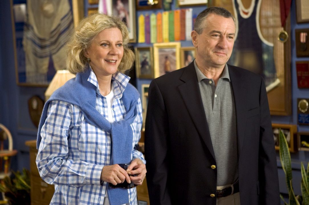 Die konservativen Byrnes (v.l.n.r.: Blythe Danner, Robert De Niro) treffen endlich auf die Eltern von Greg, der ihre Tochter Pam heiraten möchte. Gr... - Bildquelle: DreamWorks SKG