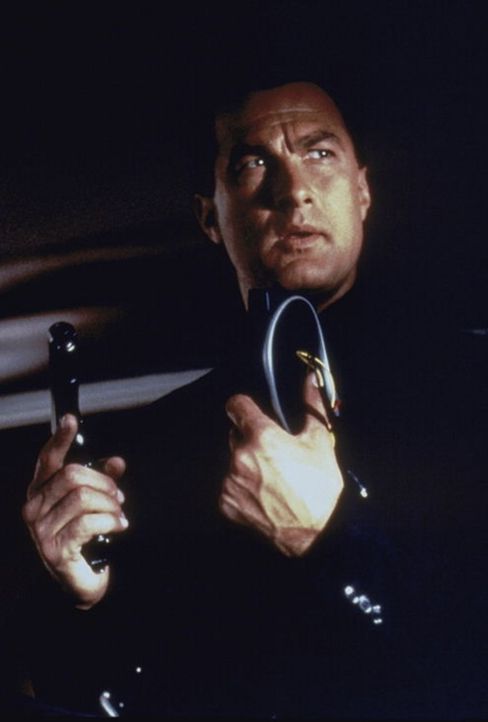 Casey Ryback (Steven Seagal) tötet lautlos alle Terroristen, die sich im Unterdeck befinden ... - Bildquelle: Warner Bros.