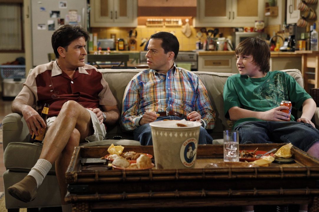 Männerabend: Charlie (Charlie Sheen, l.), Alan (Jon Cryer, M.) und Jake (Angus T. Jones, r.) ... - Bildquelle: Warner Brothers Entertainment Inc.