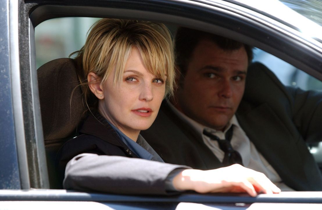 Im Laufe ihrer Ermittlungen stoßen Lilly (Kathryn Morris, l.) und Ronnie Vera (Jeremy Ratchford, r.) auf einen neuen Verdächtigen. - Bildquelle: Warner Bros. Television