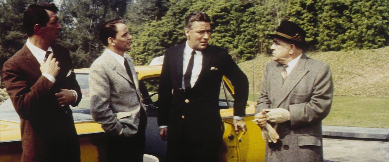 Sam Harmon (Dean Martin, l.), Frankie Ocean (Frank Sinatra, 2.v.l.), Jimmy Foster (Peter Lawford, 2.v.r.) und Spyros Acebos (Akim Tamiroff, r.) tref... - Bildquelle: Warner Bros.