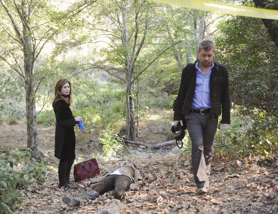 Eine Tote im Wald beschäftigt Megan Hunt (Dana Delany, l.) und ihren Kollegen Peter Dunlop (Nicholas Bishop, r.) ... - Bildquelle: ABC Studios