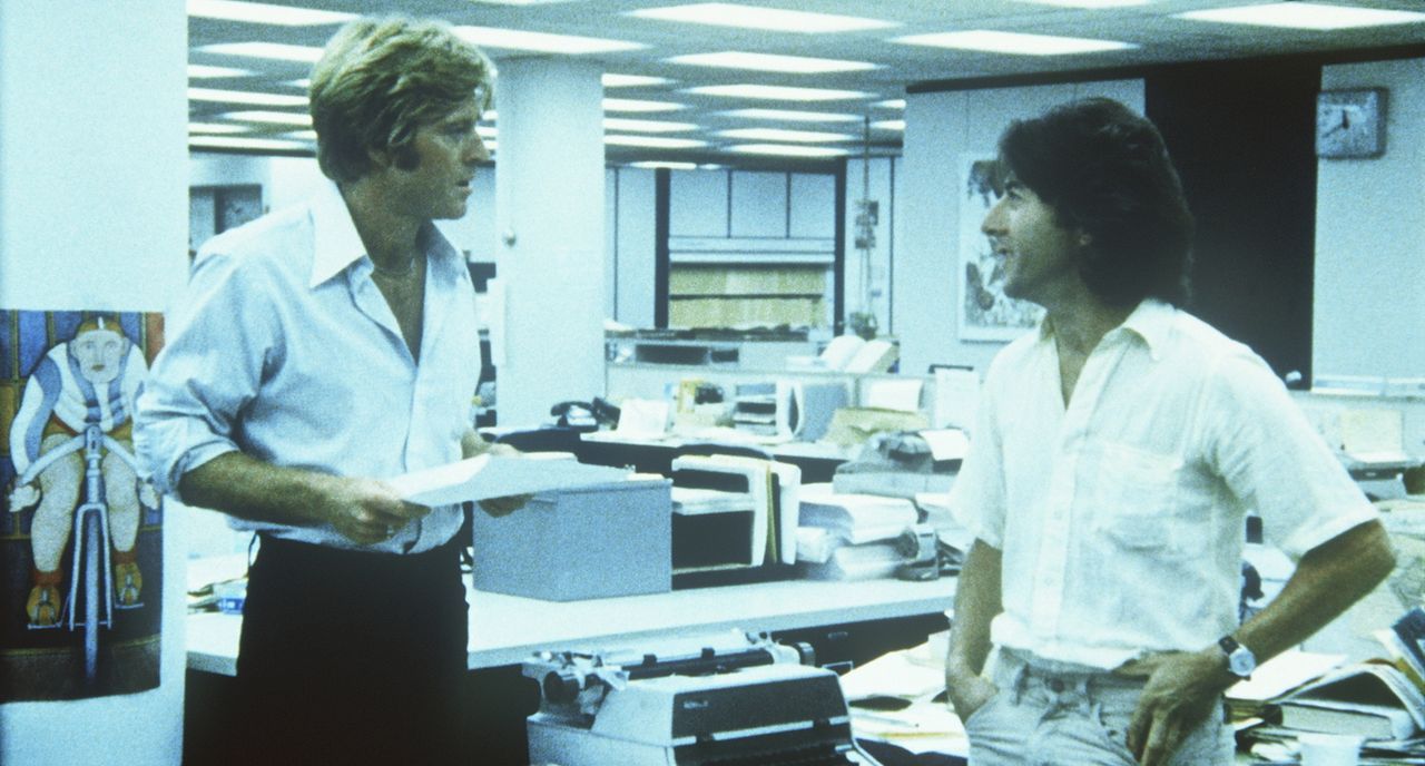 Die beiden Reporter von der Washington Post, Carl Bernstein (Dustin Hoffman, r.) und Bob Woodward (Robert Redford, l.), rekonstruieren nach zweijähr... - Bildquelle: Warner Bros.