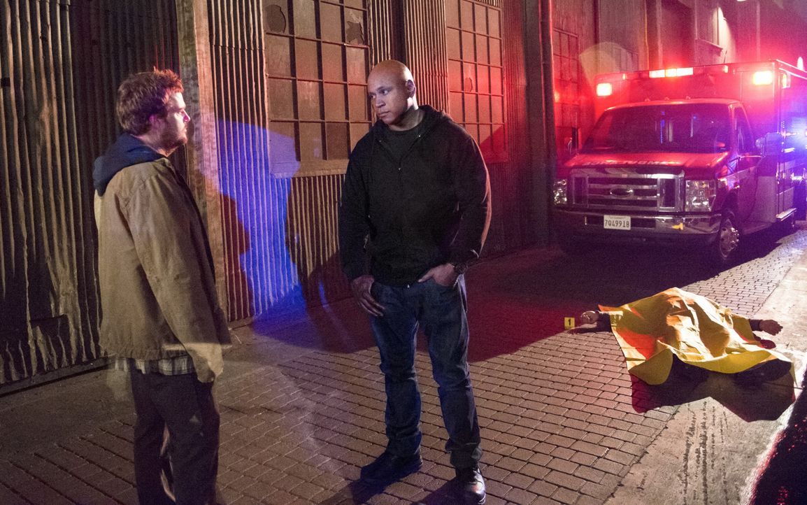 Callen (Chris O'Donnell, l.) begibt sich auf eine geheime Mission, ohne Sam (LL Cool J, r.) und das Team einzuweihen. Ein Fehler? - Bildquelle: Neil Jacobs 2015 CBS Broadcasting, Inc. All Rights Reserved.