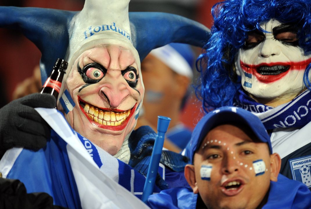 Maske auf und ab ins Stadion! - Bildquelle: Yuri Cortez/AFP