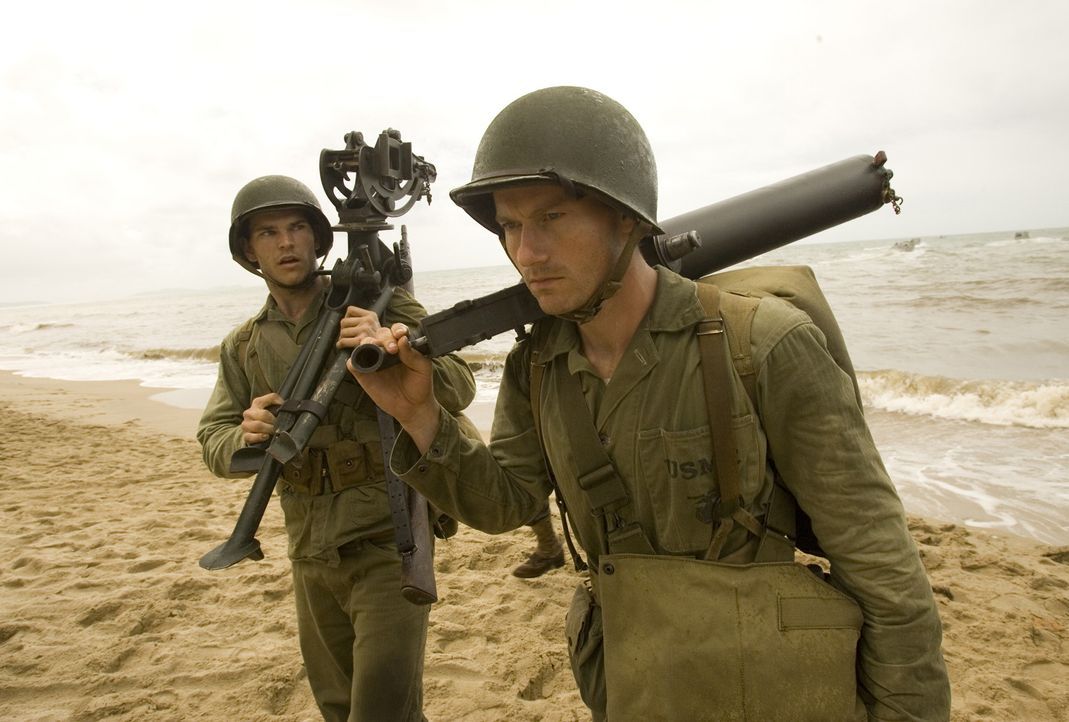 Kaum auf der Insel Guadalcanal gelandet, beginnt für die jungen Marines Robert (James Badge Dale, r.) und Chuckler (Josh Helman, l.) ein gnadenlose... - Bildquelle: Home Box Office Inc. All Rights Reserved.