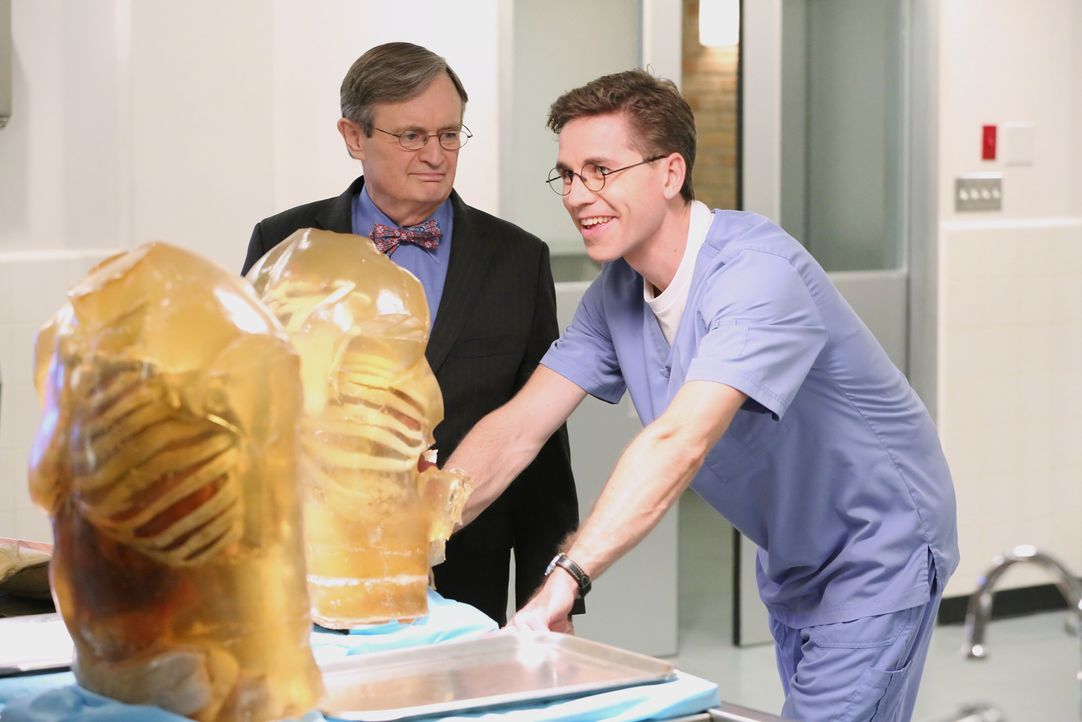 Können sie dem Mechanismus der tödlichen "Schutz"westen auf die Spur kommen? Dr. Mallard (David McCallum, l.) und Palmer (Brian Dietzen, r.) ... - Bildquelle: CBS Television