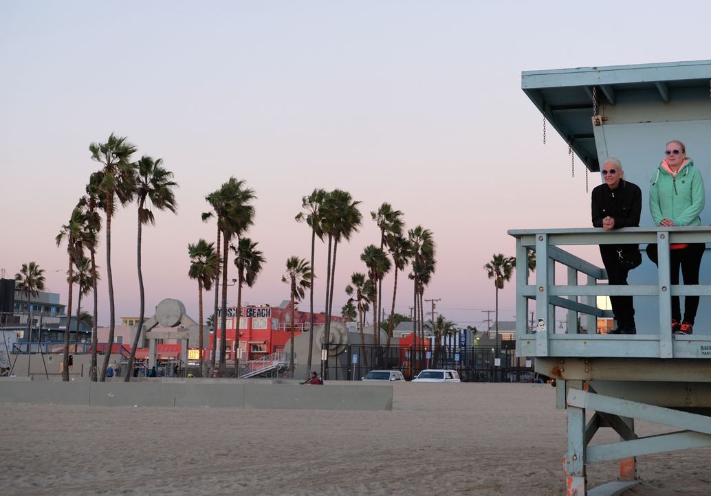 Ihre Reise an Orte, an denen Tamme Tieren geholfen hat, geht weiter: Carmen (l.) und Becki (r.) besuchen Venice Beach ... - Bildquelle: Kabel Eins