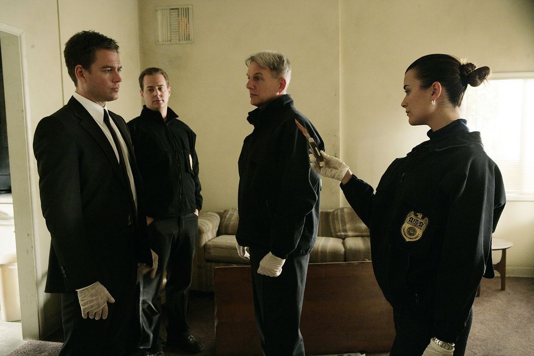 Gemeinsam ermitteln Tony (Michael Weatherly, l.), McGee (Sean Murray, 2.v.l.), Ziva (Cote de Pablo, r.) und Gibbs (Mark Harmon, 2.v.r.), um den Mörd... - Bildquelle: CBS Television
