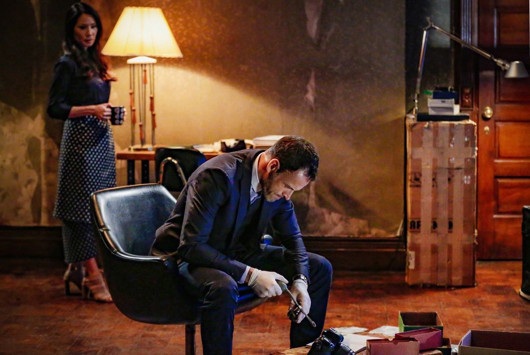Während Sherlock (Jonny Lee Miller, r.) den perfekten Raubüberfall plant, stößt Joan (Lucy Liu, l.) auf ein schockierendes Geheimnis von ihrem Kolle... - Bildquelle: 2015 CBS Broadcasting Inc. All Rights Reserved.