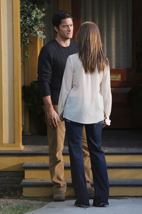 Wird Jim (David Conrad, l.) das Angebot von Melinda (Jennifer Love Hewitt, r.), bei ihr einzuziehen, annehmen? - Bildquelle: ABC Studios
