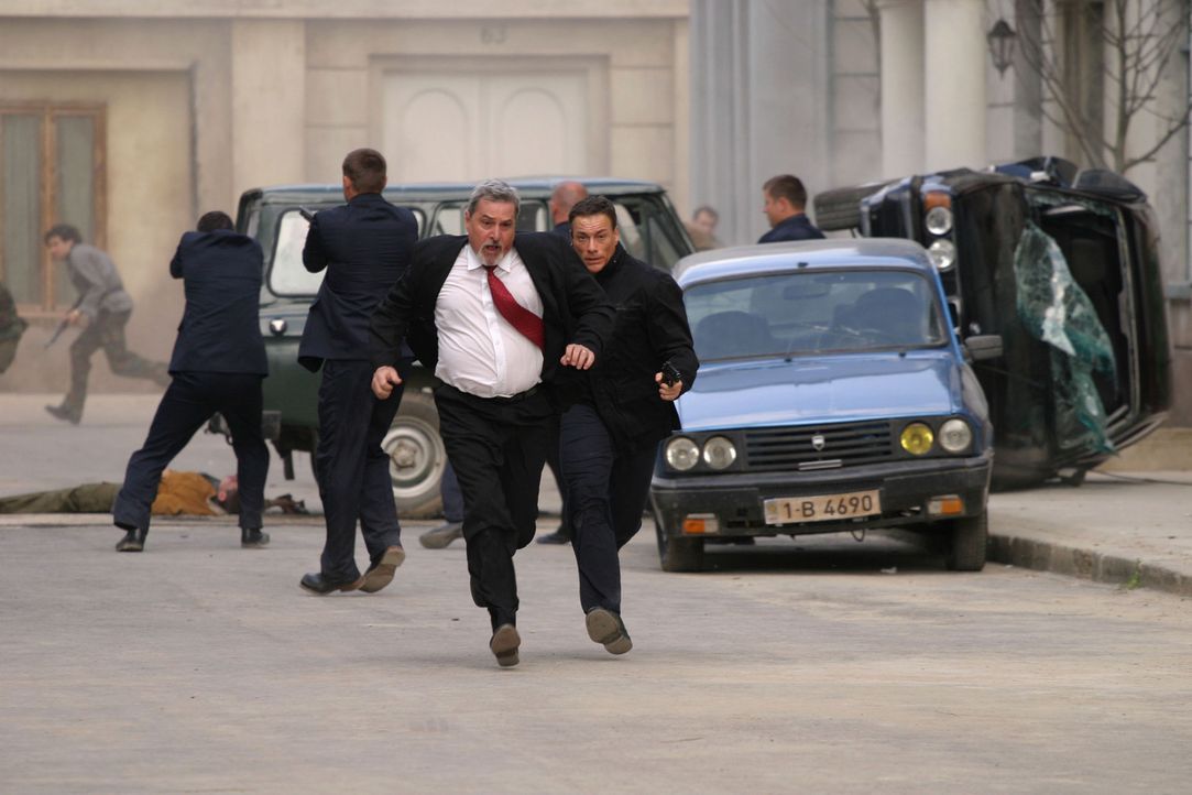 Schwer bewaffnete Rebellen wüten in der Hauptstadt, haben den amerikanischen Botschafter bereits getötet und drohen nun, den neuen moldawischen Präs... - Bildquelle: 2005 Micro Fusion 2004-15 LLP. All rights reserved.