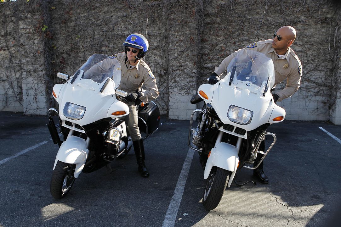 Ermitteln undercover bei der California Highway Patrol: Callen (Chris O'Donnell, l.) und Sam (LL Cool J, r.) ... - Bildquelle: CBS Studios Inc. All Rights Reserved.