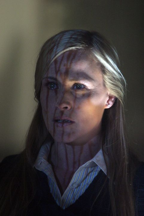 Als sich Allison (Patricia Arquette) die Fotos vom Tatort ansieht, hat sie eine Vision ... - Bildquelle: Paramount Network Television
