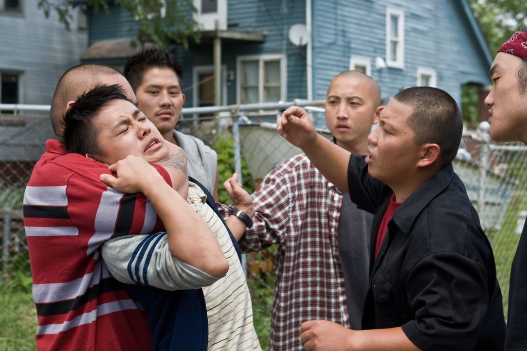 Als der asiatische Nachbarsjunge Thao (Bee Vang, 2.v.l.) auf der Straße angegriffen wird, kommt ihm der eigentlich rassistische Walt todesmutig zu... - Bildquelle: Warner Bros