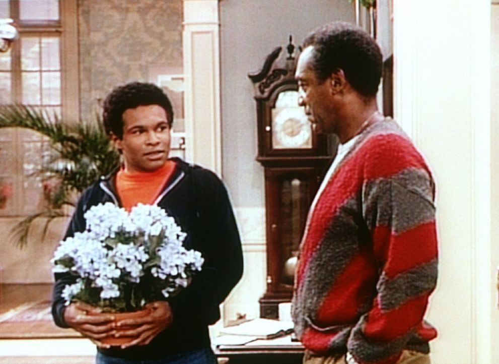 Zur Versöhnung bringt Elvin (Geoffrey Owens, l.) Sondra Blumen mit. Cliff (Bill Cosby, r.) macht sich da so seine Gedanken. - Bildquelle: Viacom