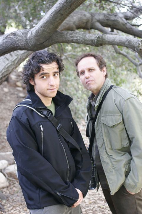 Bei einer Wanderung machen Larry (Peter MacNicol, l.) und Charlie (David Krumholtz, r.) eine grauenvolle Entdeckung ... - Bildquelle: Paramount Network Television