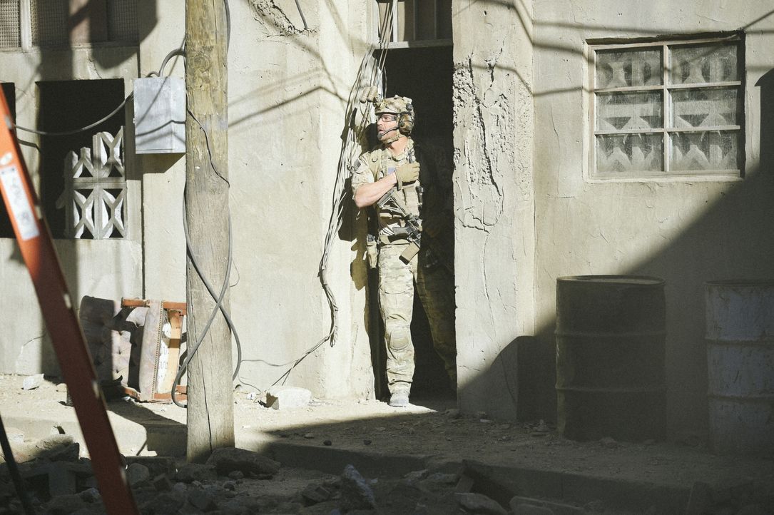Kann Jason (David Boreanaz) seinen in Gefahr befindlichen Kameraden noch retten, bevor die schwerbewaffneten Terroristen ihn erreichen? - Bildquelle: Ron Jaffe CBS   2017 CBS Broadcasting, Inc. All Rights Reserved / Ron Jaffe