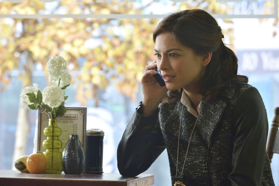 Die vielen Frauen, die wie Carol aussehen, sind für Catherine (Kristin Kreuk) höchst verdächtig. Zu Recht? - Bildquelle: Ben Mark Holzberg 2015 The CW Network, LLC. All rights reserved.