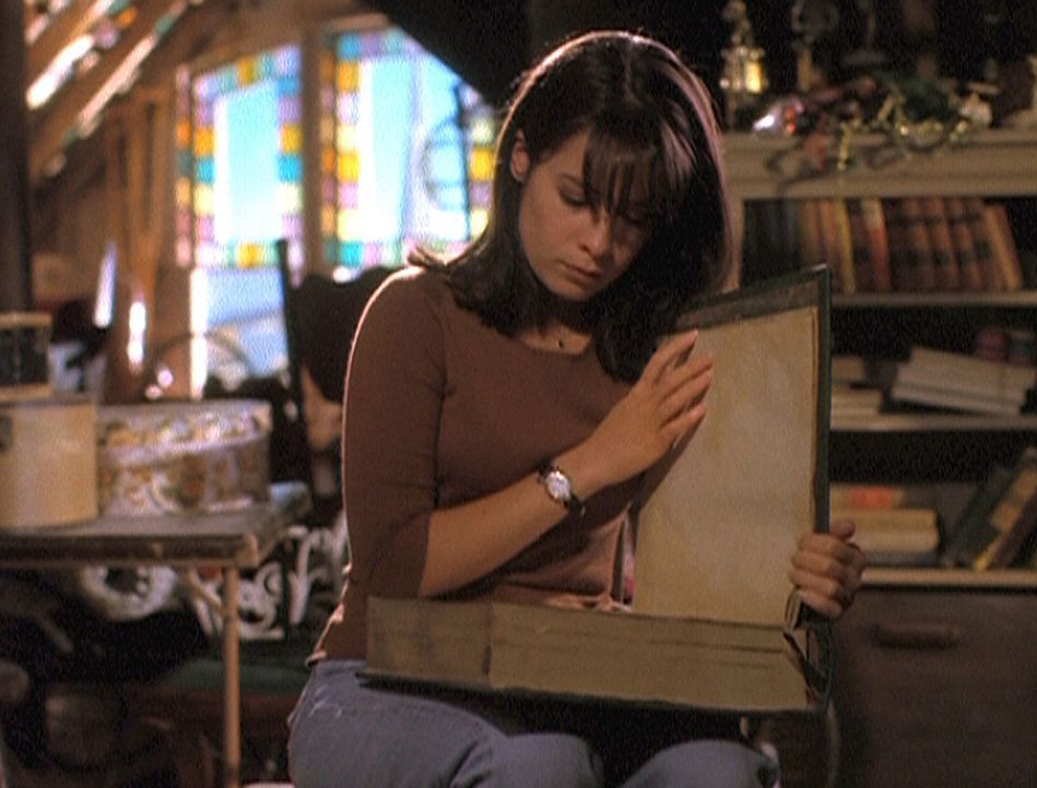 Piper (Holly Marie Combs) blättert im Buch der Schatten ... - Bildquelle: Paramount Pictures