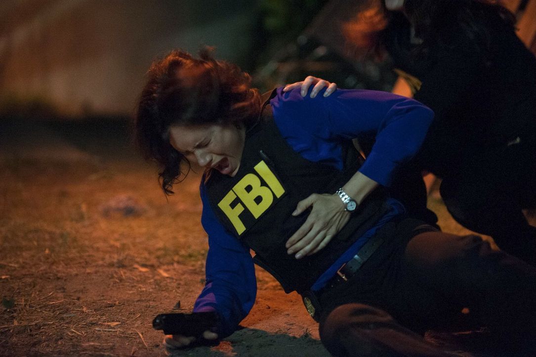 Bei einem Einsatz wird Fischer (Emily Swallow) von einem Schuss getroffen. Doch wie schwer ist sie tatsächlich verletzt? - Bildquelle: Warner Bros. Television