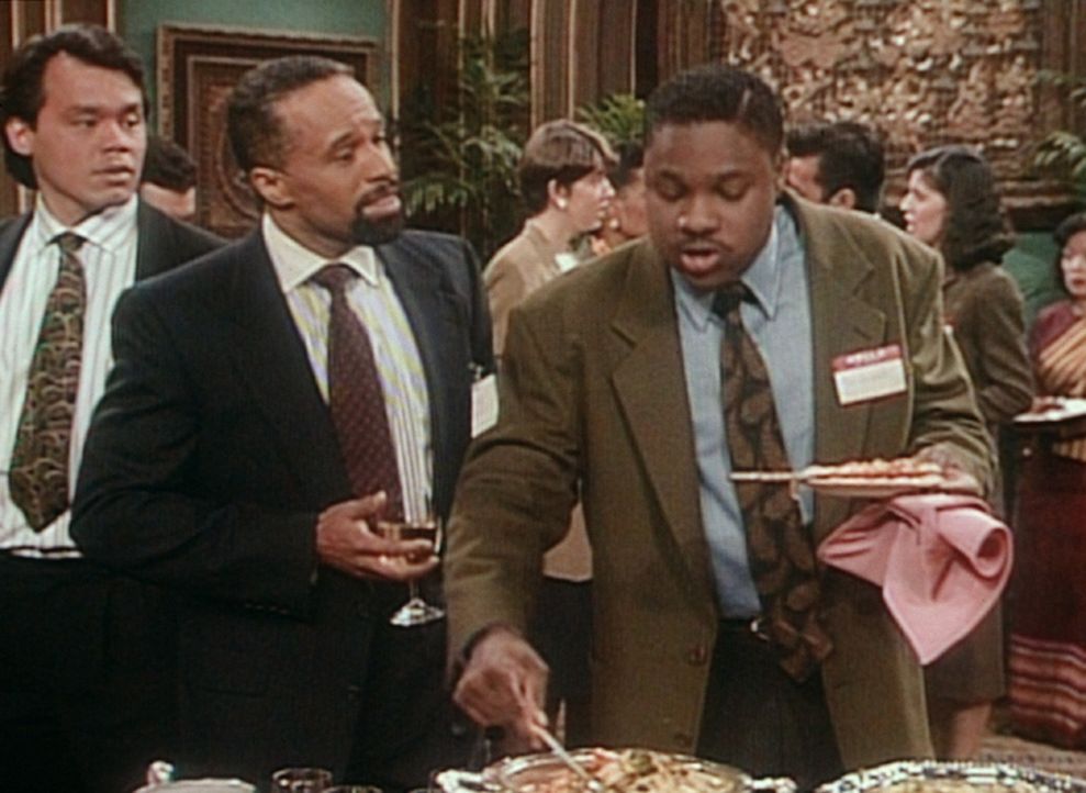 Theo (Malcolm-Jamal Warner, r.) ist nur an dem Buffet interessiert, doch die Veranstalter des Bewerbungsempfangs interessieren sich plötzlich für... - Bildquelle: Viacom