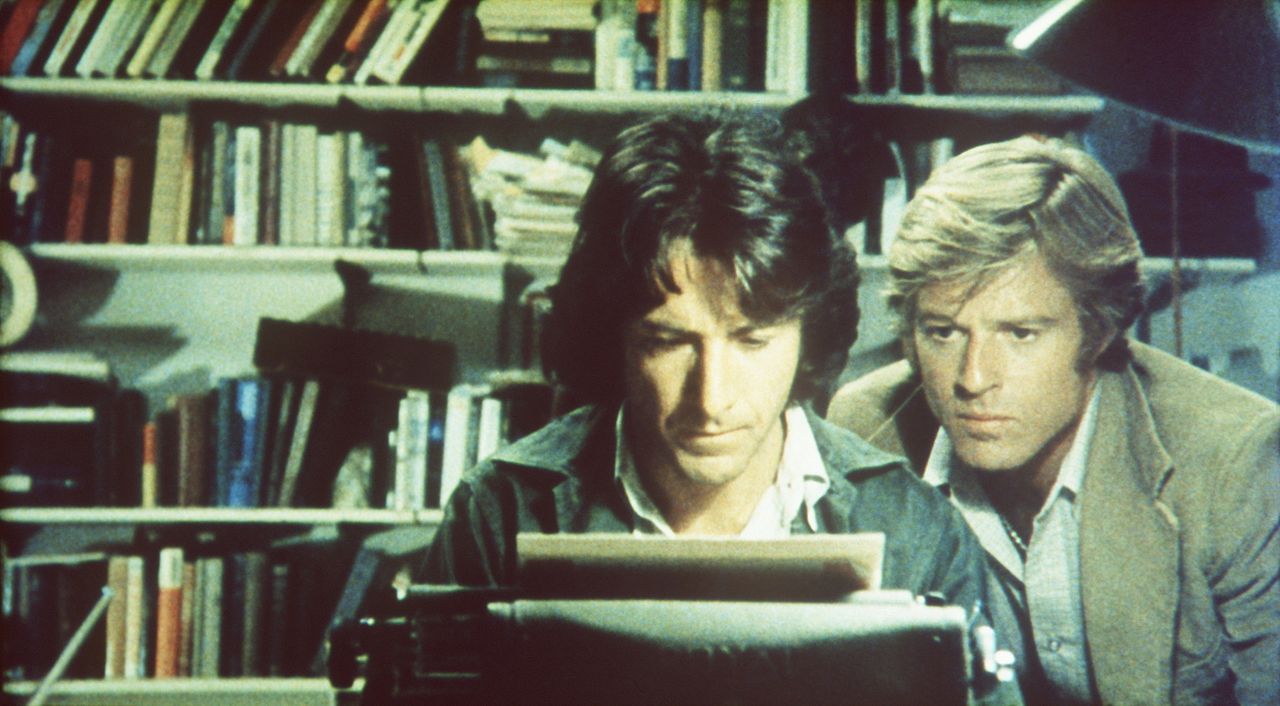 Trotz großer Schwierigkeiten und Bedrohungen für ihr Leben beginnen die Reporter Carl Bernstein (Dustin Hoffman, l.) und Bob Woodward (Robert Redfor... - Bildquelle: Warner Bros.