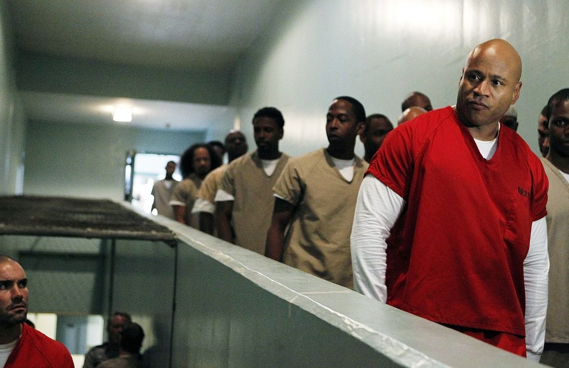Um Moe zu beschützen, geht Sam (LL Cool J, r.) undercover ins Gefängnis ... - Bildquelle: CBS Studios Inc. All Rights Reserved.