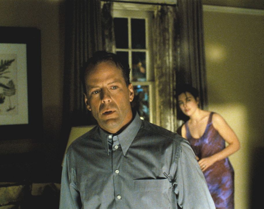 Der Einbrecher im Haus von Malcolm Crowe (Bruce Willis, l.) und seiner Frau Anna (Olivia Williams, r.) entpuppt sich als ehemaliger Patient. Bevor d... - Bildquelle: Buena Vista Pictures