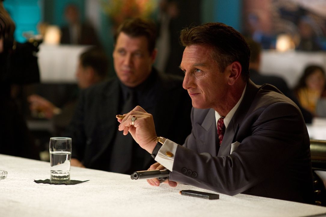 Polizeichef William Parker beschließt, ein Undercover-Team gegen Mafiaboss Mickey Cohen (Sean Penn) zusammenzustellen, um ihm das Handwerk zu legen,... - Bildquelle: © Warner Brothers