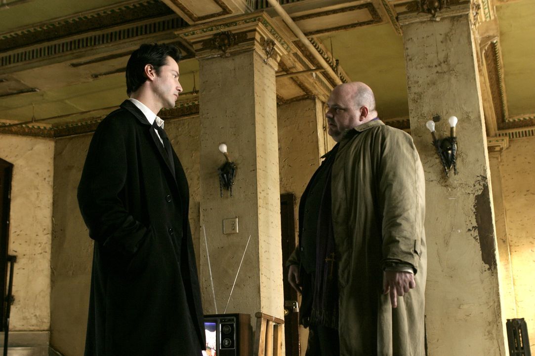 Pater Hennessy (Pruitt Taylor Vince, r.) bittet Constantine (Keanu Reeves, l.) um Hilfe: Er soll eine Teufelsaustreibung vornehmen ... - Bildquelle: Warner Brothers