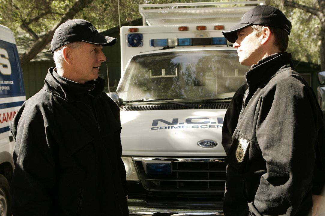 Gibbs (Mark Harmon, l.) und DiNozzo (Michael Weatherly, r.) sind im Shenandoah National Park eingetroffen, um den Fall an dem toten Petty Officers z... - Bildquelle: CBS Television