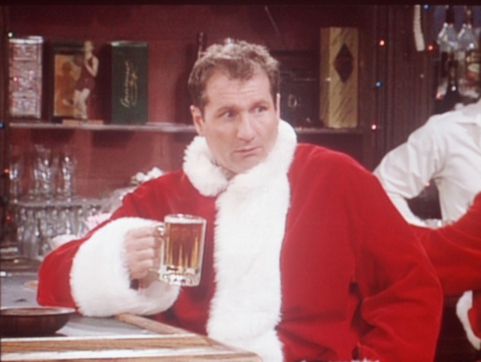 Al (Ed O'Neill) spült seinen Frust hinunter: Er muss sich als Weihnachtsmann verdingen, um der lieben Familie Geschenke kaufen zu können. - Bildquelle: Columbia Pictures