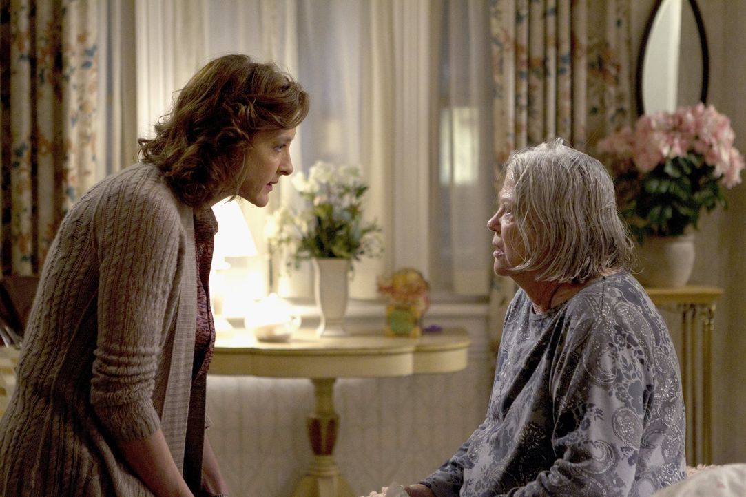 Weil Fiona mit Lernen beschäftigt ist und sich nicht um Grammy (Louise Fletcher, r.) kümmern kann, springt Sheila (Joan Cusack, l.) ein ... - Bildquelle: 2010 Warner Brothers