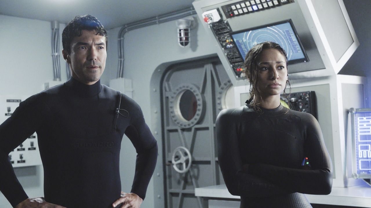 Adam Noshimuri (Ian Anthony Dale, l.); Tani Rey (Meaghan Rath, r.) - Bildquelle: 2019 CBS Broadcasting, Inc. All Rights Reserved