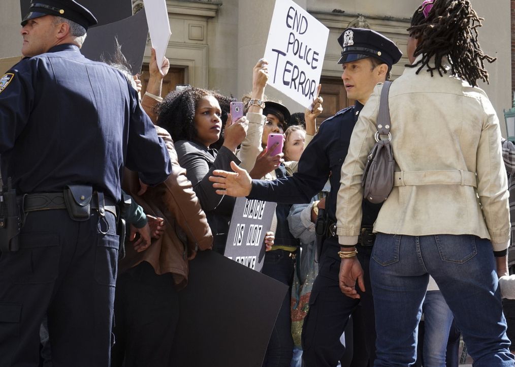 Bei einer hitzigen Demonstration gegen Polizeigewalt, versucht Jamie (Will Estes, M.) die wildgewordene Meute in Schach zu halten, vergebens ... - Bildquelle: 2015 CBS Broadcasting Inc. All Rights Reserved.
