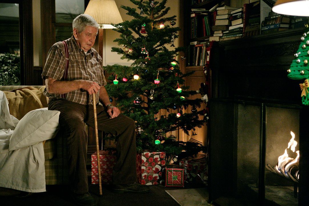 Gibbs bekommt von seinem Vater (Ralph Waite) Besuch zur Weihnachtszeit ... - Bildquelle: CBS Television