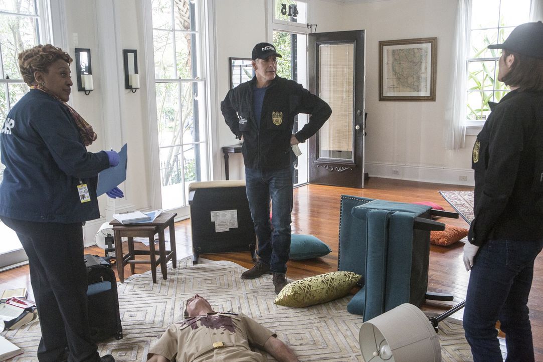 Loretta (CCH Pounder, l.), Pride (Scott Bakula, M.), Brody (Zoe Mclellan, r.) und der Rest des NCIS-Teams untersuchen den Mord an Captain James Gran... - Bildquelle: Skip Bolen 2016 CBS Broadcasting, Inc. All Rights Reserved / Skip Bolen
