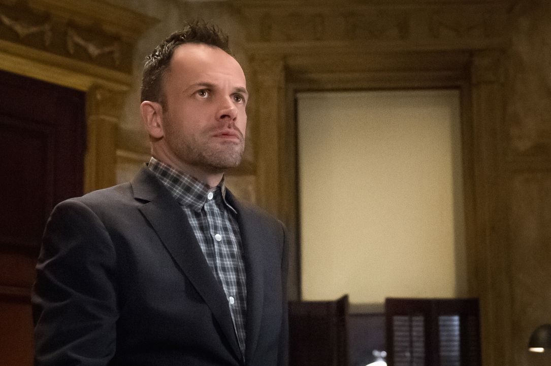 Der Gedanke an eine Beziehung zwischen Joan und seinem Bruder Mycroft macht Holmes (Jonny Lee Miller) schier wahnsinnig ... - Bildquelle: CBS Television