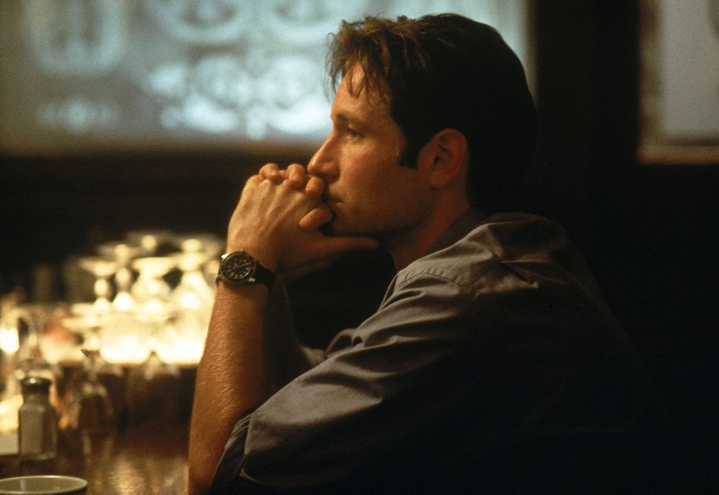 Special Agent Fox Mulder (David Duchovny) kommt einer Verschwörung auf die Spur. - Bildquelle: Twentieth Century-Fox Film Corporation