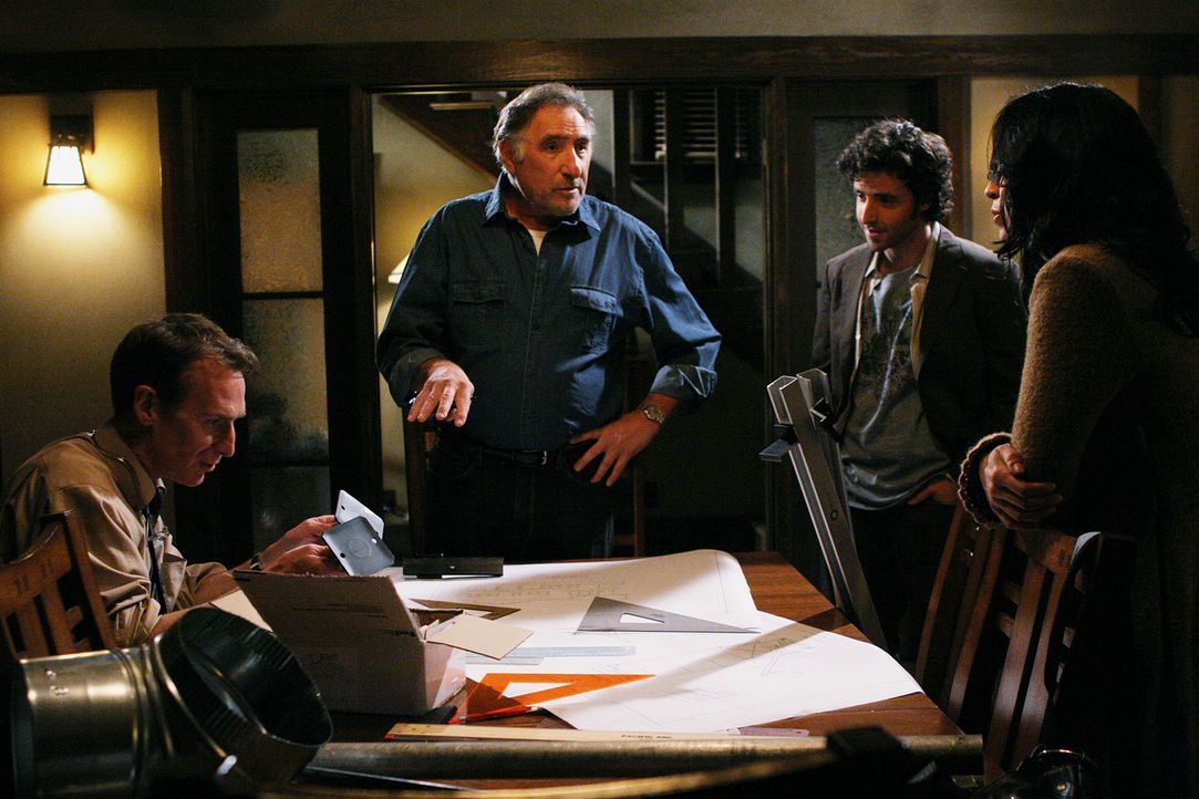 Während Don an einem neuen Fall arbeitet, haben Charlie (David Krumholtz, 2.v.r.), Alan (Judd Hirsch, 2.v.l.) und Amita (Navi Rawat, r.) Besuch von... - Bildquelle: Paramount Network Television