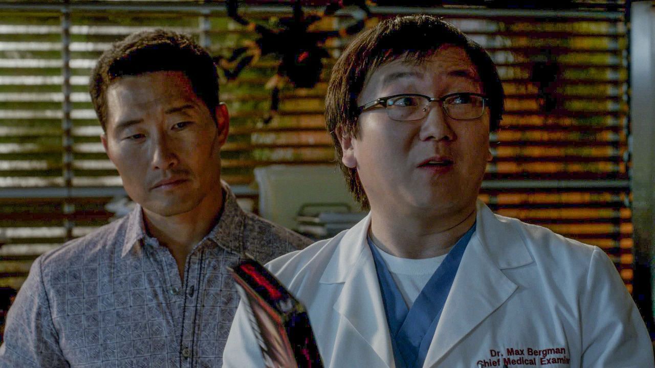 Ein Serienmord beschäftigt Chin (Daniel Dae Kim, l.) und Max (Masi Oka, r.) ... - Bildquelle: 2014 CBS Broadcasting Inc. All Rights Reserved.