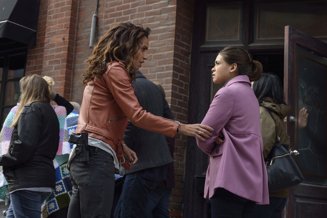 Während Cat nach ihrer Entlassung aus dem Gefängnis verzweifelt nach Vincent sucht, wollen Tess (Nina Lisandrello, l.) und Heather (Nicole Gale Ande... - Bildquelle: Ben Mark Holzberg 2016 The CW Network. All Rights Reserved.
