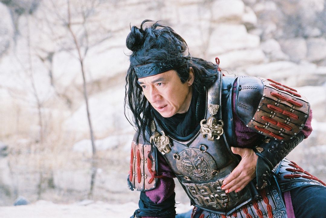 Aus dem ehrgeizigen Archäologen Dr. Jack Chan wird im Laufe der Expedition ein Teil der Geschichte: Er ist Meng Yi (Jackie Chan), ein loyaler Gener... - Bildquelle: Splendid
