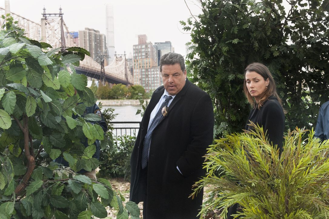 Erin (Bridget Moynahan, r.) und Anthony (Steve Schirripa, l.) finden eine ermordete Prostituierte. Ist sie die zweite mysteriöse Augenzeugin, die Er... - Bildquelle: Jeffrey Neira 2015 CBS Broadcasting Inc. All Rights Reserved.
