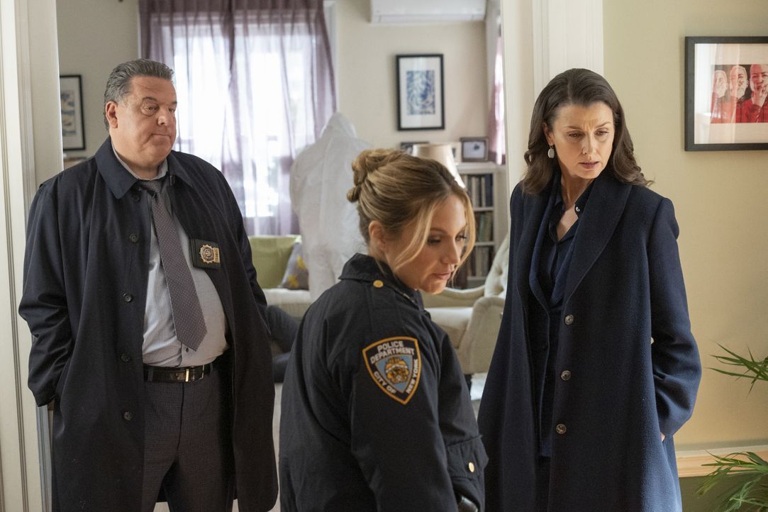 (v.l.n.r.) Anthony Abetemarco (Steve Schirripa); Eddie Reagan (Vanessa Ray); Erin Reagan-Boyle (Bridget Moynahan) - Bildquelle: John Paul Filo 2021CBS BROADCASTING INC. All Rights Reserved. / John Paul Filo