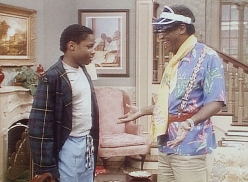 Cliff (Bill Cosby, r.) erklärt seinem Sohn Theo (Malcolm-Jamal Warner, l.), dass er bessere Geschenke zum Vatertag verdient hat, als die, die er ge... - Bildquelle: Viacom